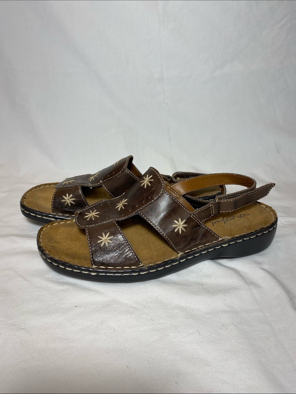 NaturalSoul by Naturalizer Brown Star-Accent Leather Sandals Women-8M - Picture 3 of 9